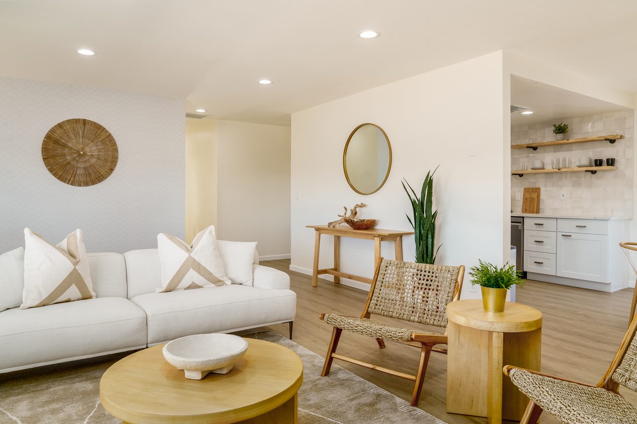 Salon lumineux d'un logement en location saisonnière